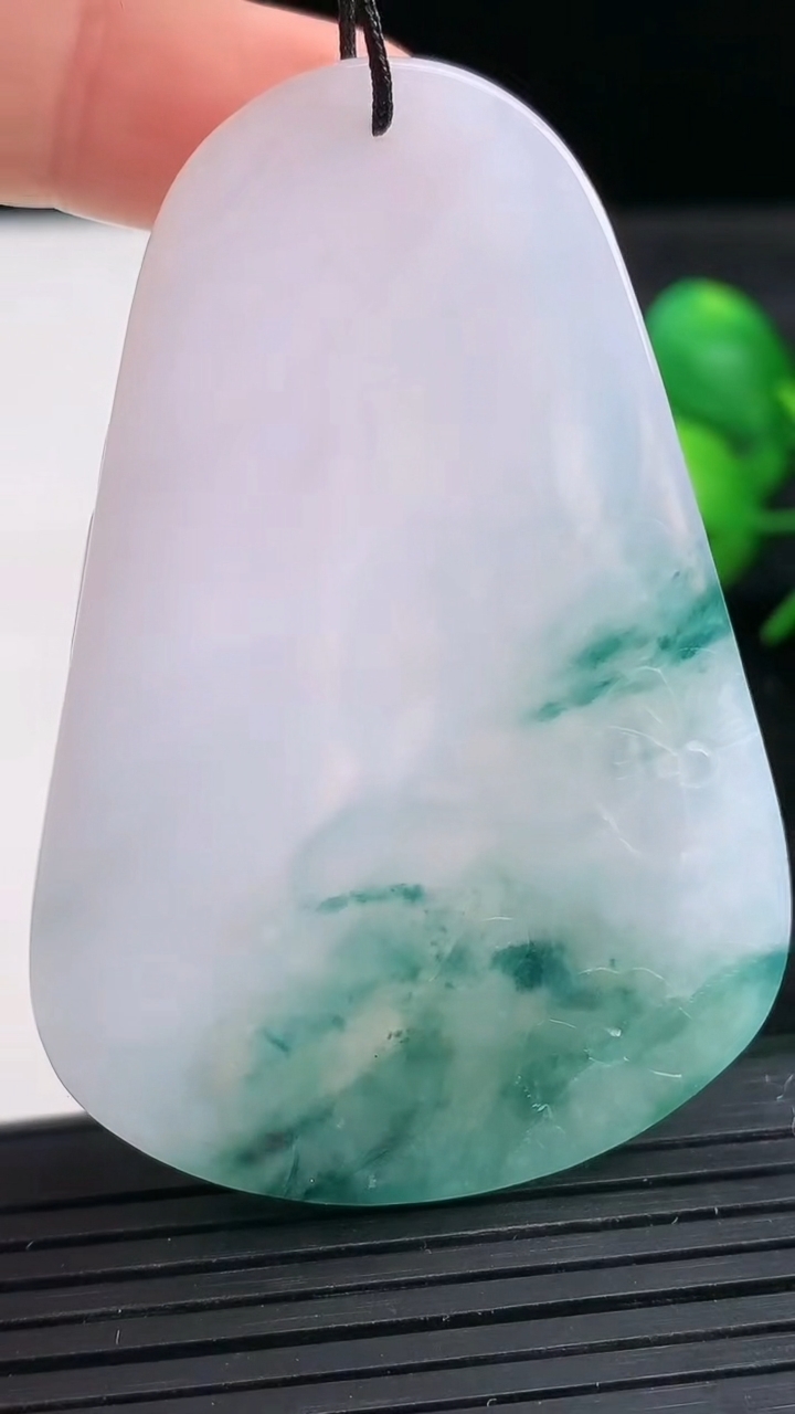 天然A货翡翠飘花普贤菩萨吊坠尺寸61-42.4-5.6重量:28.96g
3月27日