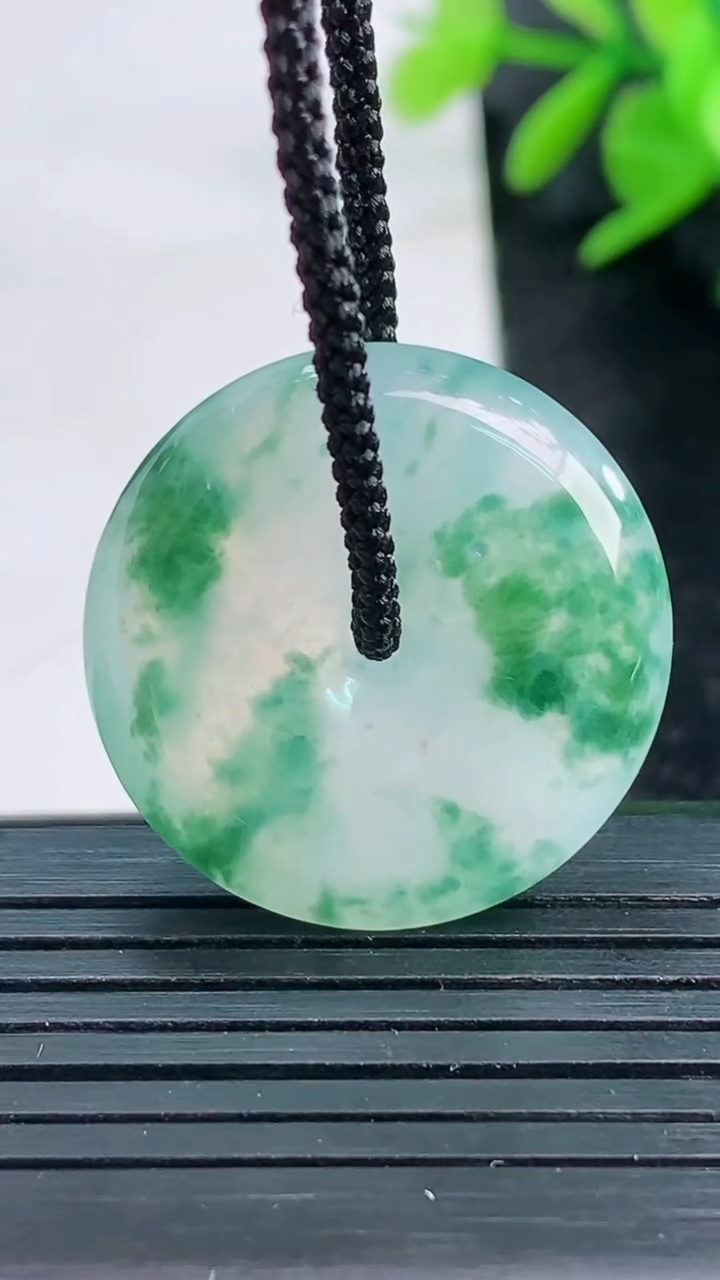 天然A货翡翠冰种飘花平安扣吊坠尺寸25.7-5.5重量:7.49g
3月27日