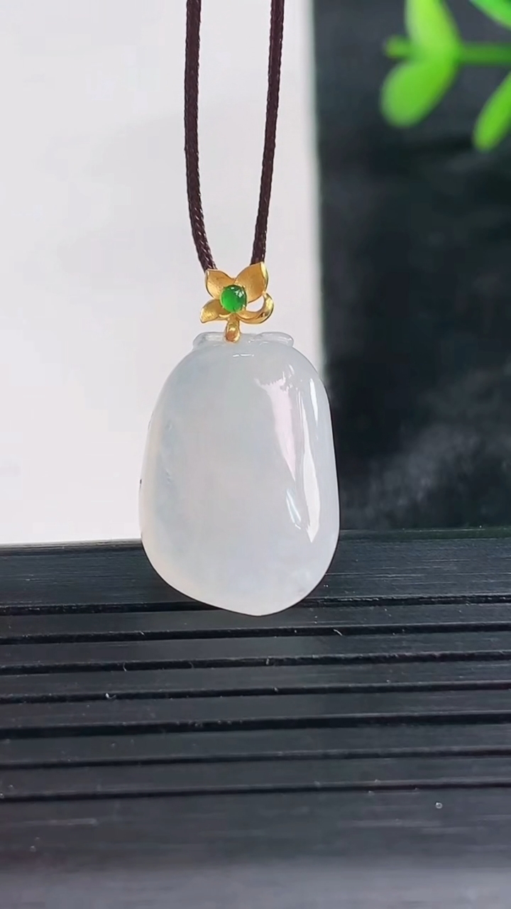 天然A货翡翠种白冰福瓜吊坠尺寸19.1-12.8-5.8重量:2.95g
3月27日