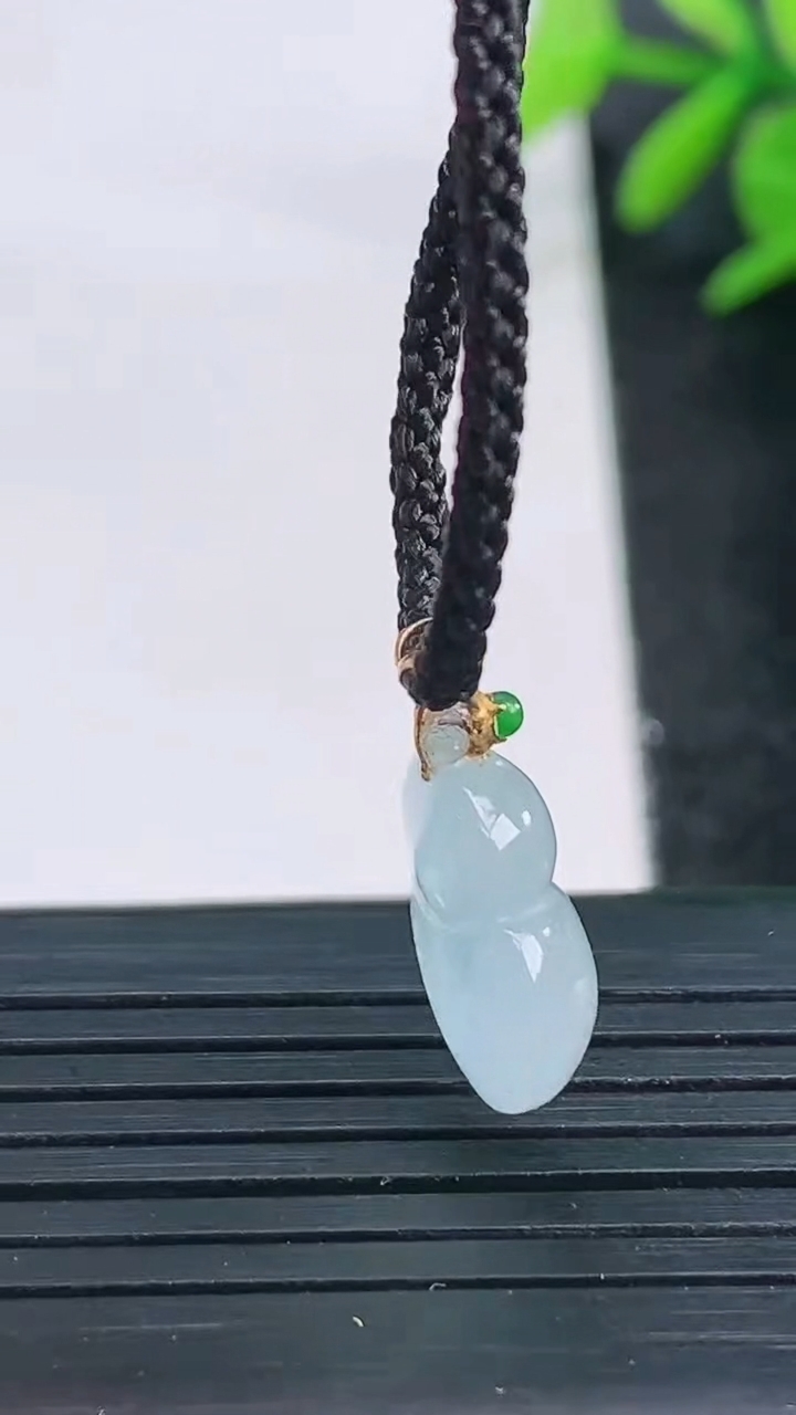 天然A货翡翠种白冰葫芦吊坠尺寸14.5-10.8-5.1重量:1.25g
3月27日