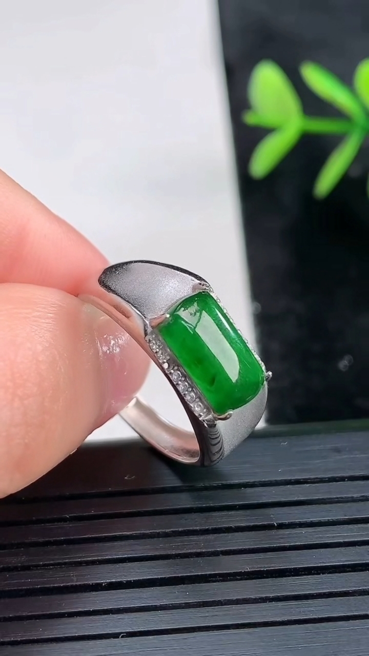 天然A货翡翠马鞍戒指尺寸19.3-10.5-5.9重量:3.01g2026年3月27日
工厂直销收藏佳品,种好水足，色泽均匀，有种有色，上手高大气！