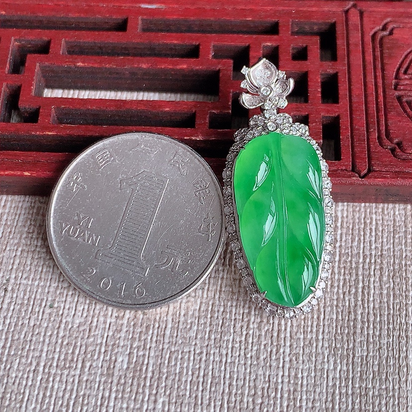 天然A货翡翠18K金伴钻镶嵌阳绿叶子金枝玉叶吊坠 
尺寸36-14.8-7.6裸石23-11.4mm 重量4.36g 0326