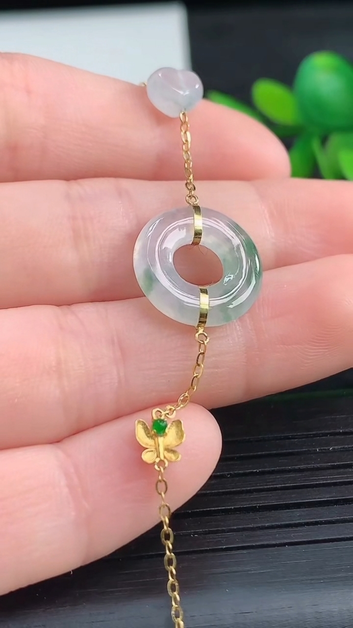 天然A货翡翠种飘花平安环手链尺寸13.6-2.7重量:1.67g
3月27日