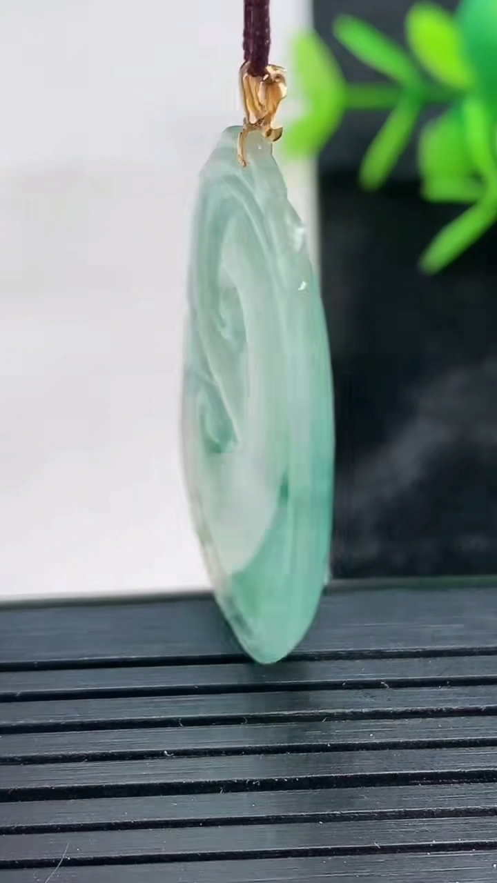 天然A货翡翠种飘花如意吊坠尺寸35.6-22-3.6重量:5.31g
3月27日