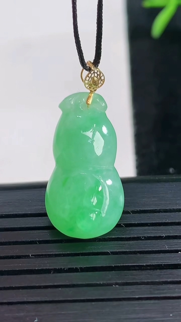 天然A货翡翠葫芦吊坠尺寸23.5-12.4-8.6重量:3.62g
3月27日