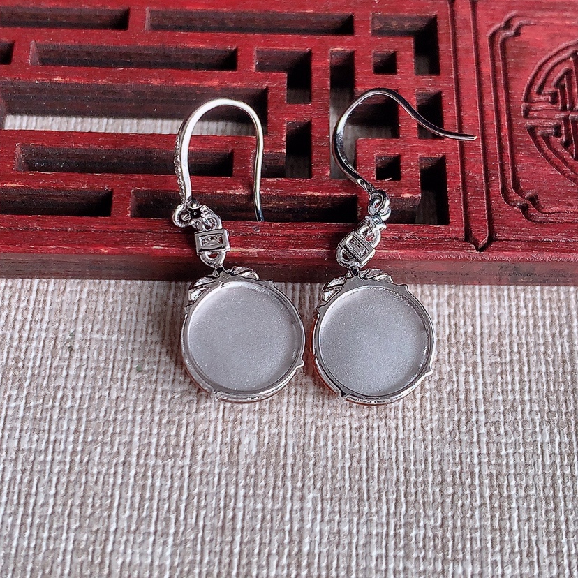 天然A货翡翠18K金伴钻镶嵌红翡平安扣耳坠 
尺寸11.3-5.5mm 重量4.58g 0326