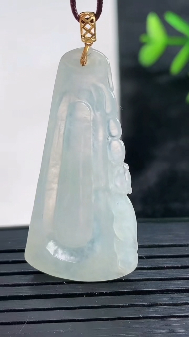 天然A货翡翠种白冰节节高升 竹节吊坠尺寸38.4-18.9-4.6重量:4.57g
3月27日