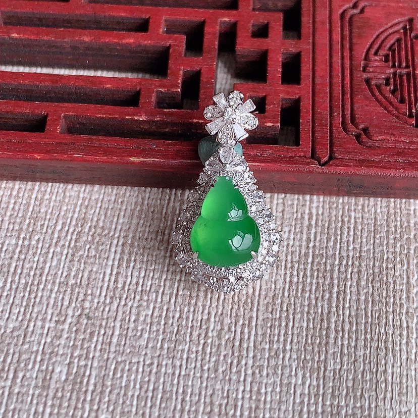 天然A货翡翠18K金伴钻镶嵌阳绿葫芦吊坠 
尺寸24.5-12.8-10.6裸石10.4-7.7mm 重量3.08g 0326