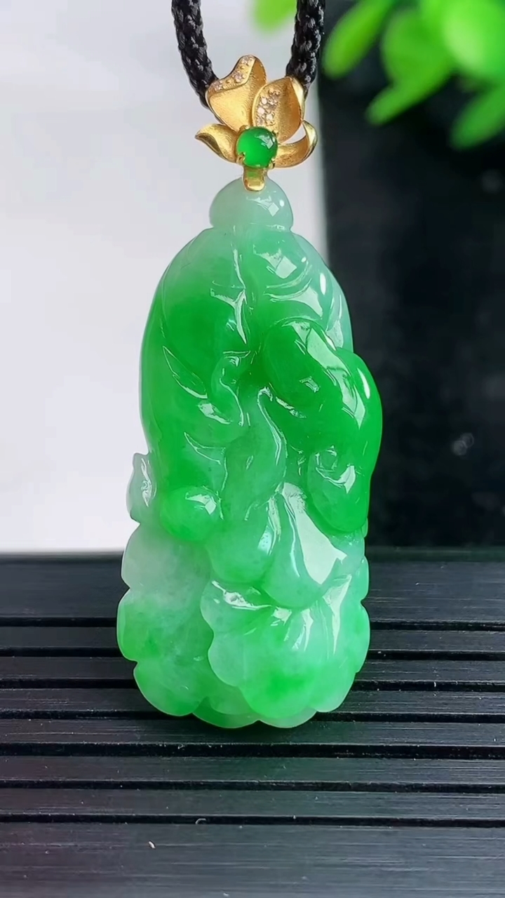 天然A货翡翠白菜吊坠尺寸35-15.2-6.2重量:6.22g
3月27日