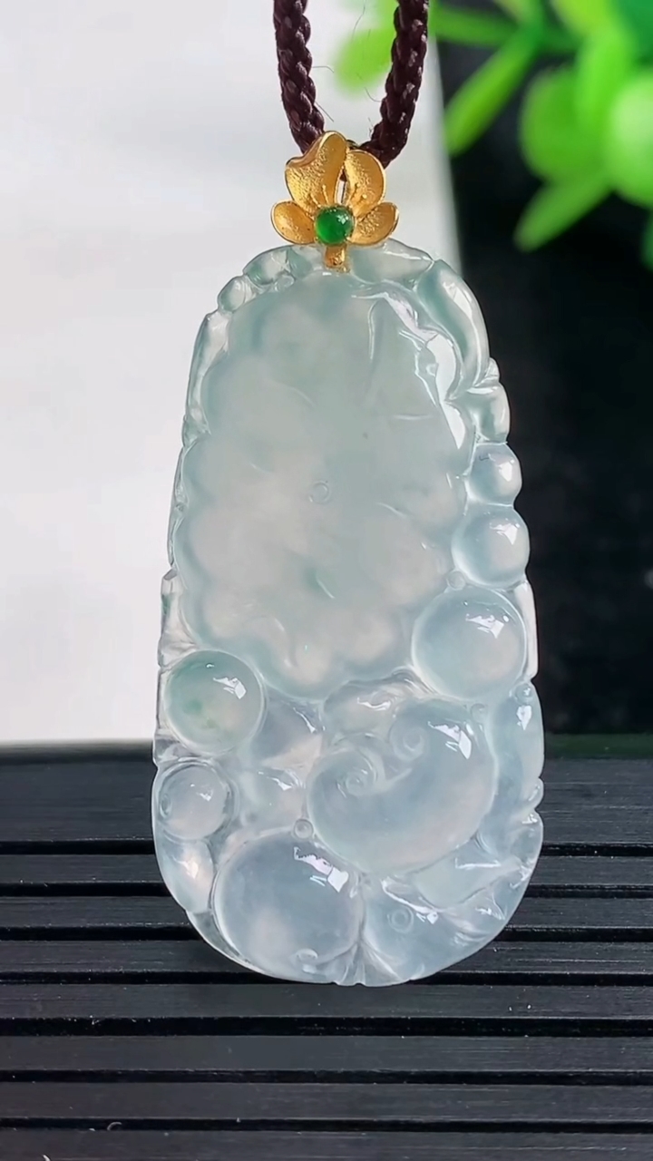 天然A货翡翠种飘花年年有余吊坠尺寸34.8-18.1-4.3重量:5.00g
3月27日