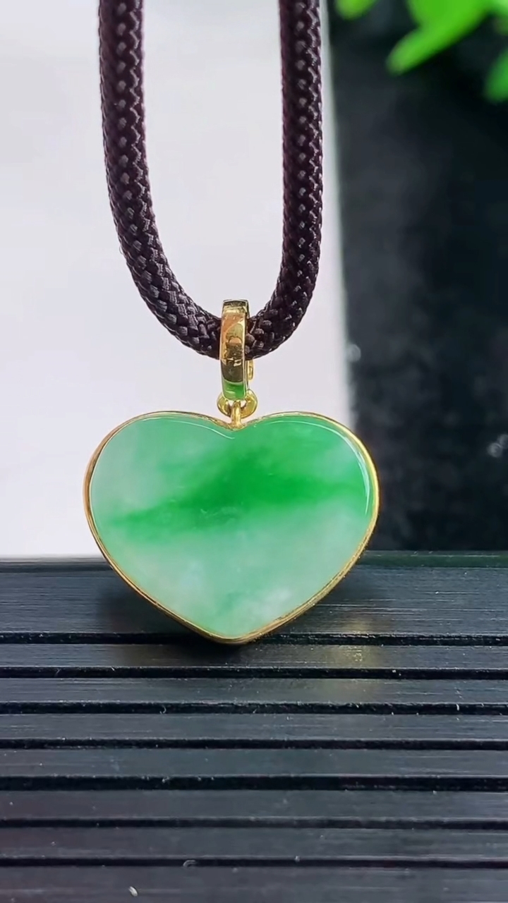 天然A货翡翠爱心吊坠尺寸14.2-17.2-4.5重量:3.24g
3月27日