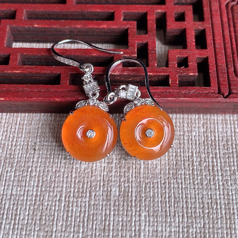 天然A货翡翠18K金伴钻镶嵌红翡平安扣耳坠 
尺寸11.3-5.5mm 重量4.58g 0326