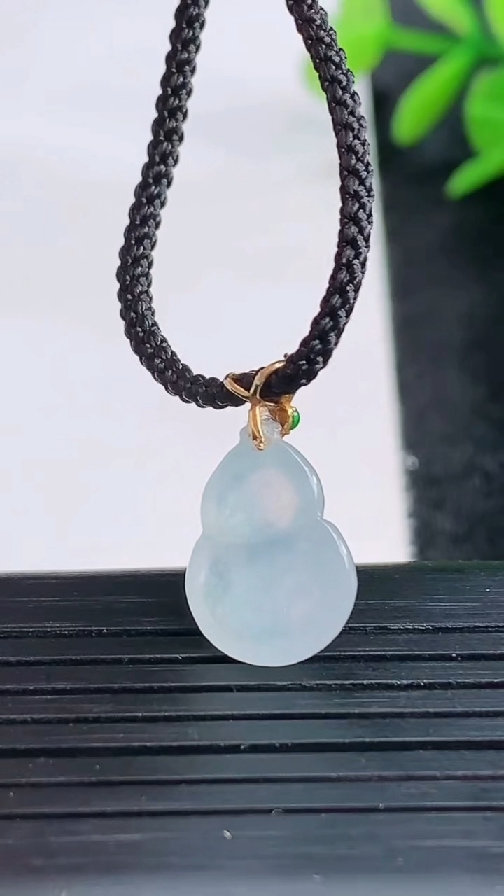 天然A货翡翠种白冰葫芦吊坠尺寸14.5-10.8-5.1重量:1.25g
3月27日