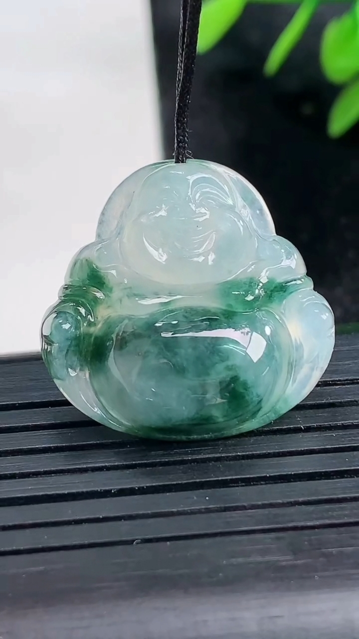 天然A货翡翠飘花佛公吊坠尺寸23.9-25-6.1重量:5.10g
3月27日