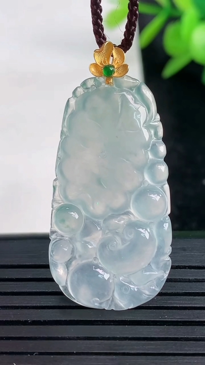 天然A货翡翠种飘花年年有余吊坠尺寸34.8-18.1-4.3重量:5.00g
3月27日