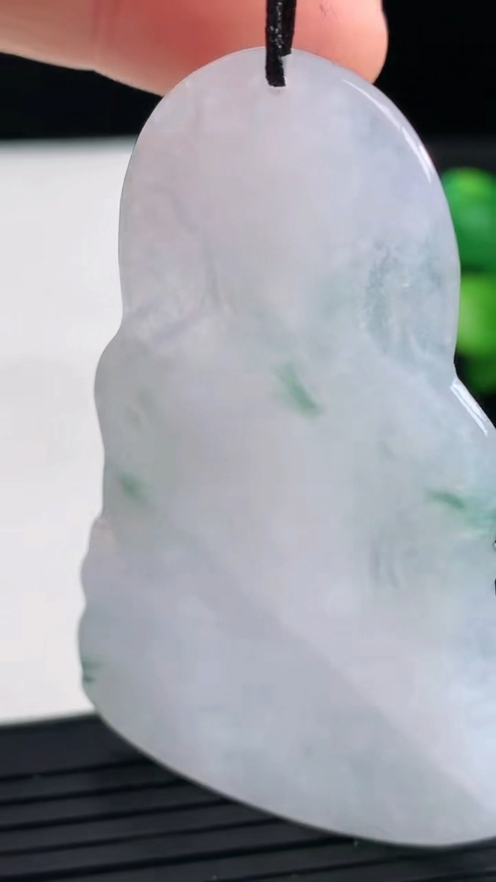 天然A货翡翠飘花度母观音吊坠尺寸62.6-38.2-4.3重量:20.30g
3月27日