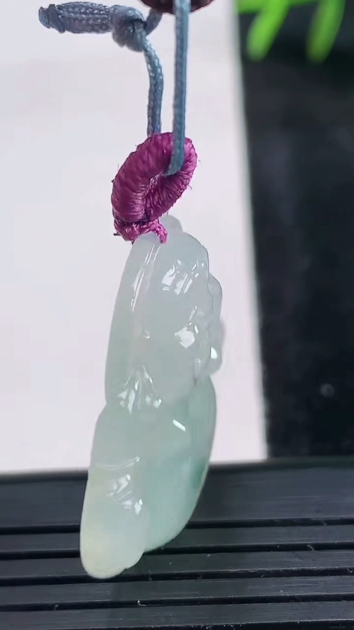 天然A货翡翠冰种飘花佛公吊坠尺寸27.6-29.7-5.7重量:7.56g
3月27日