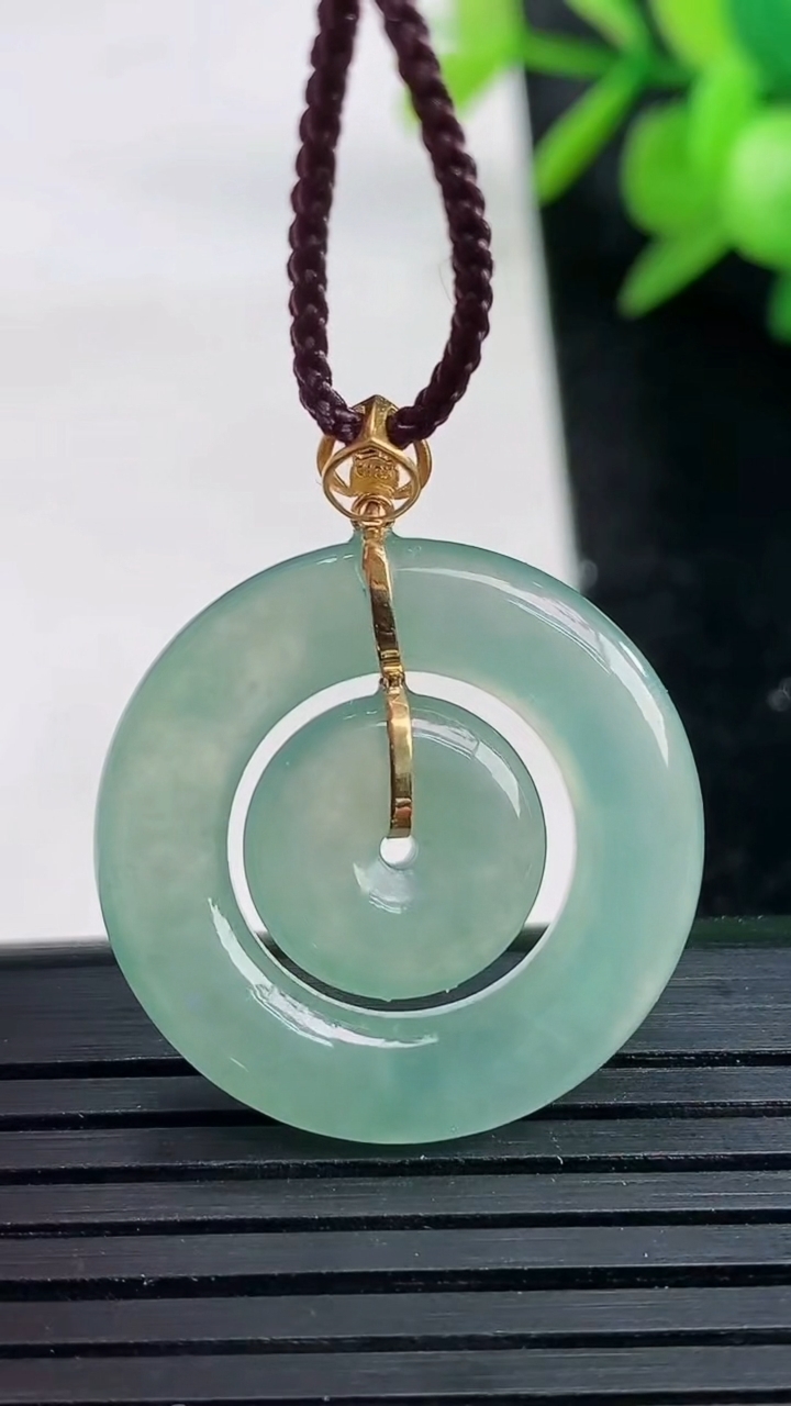 天然A货翡翠母子平安扣吊坠尺寸24.9-3.9重量:4.82g
3月27日