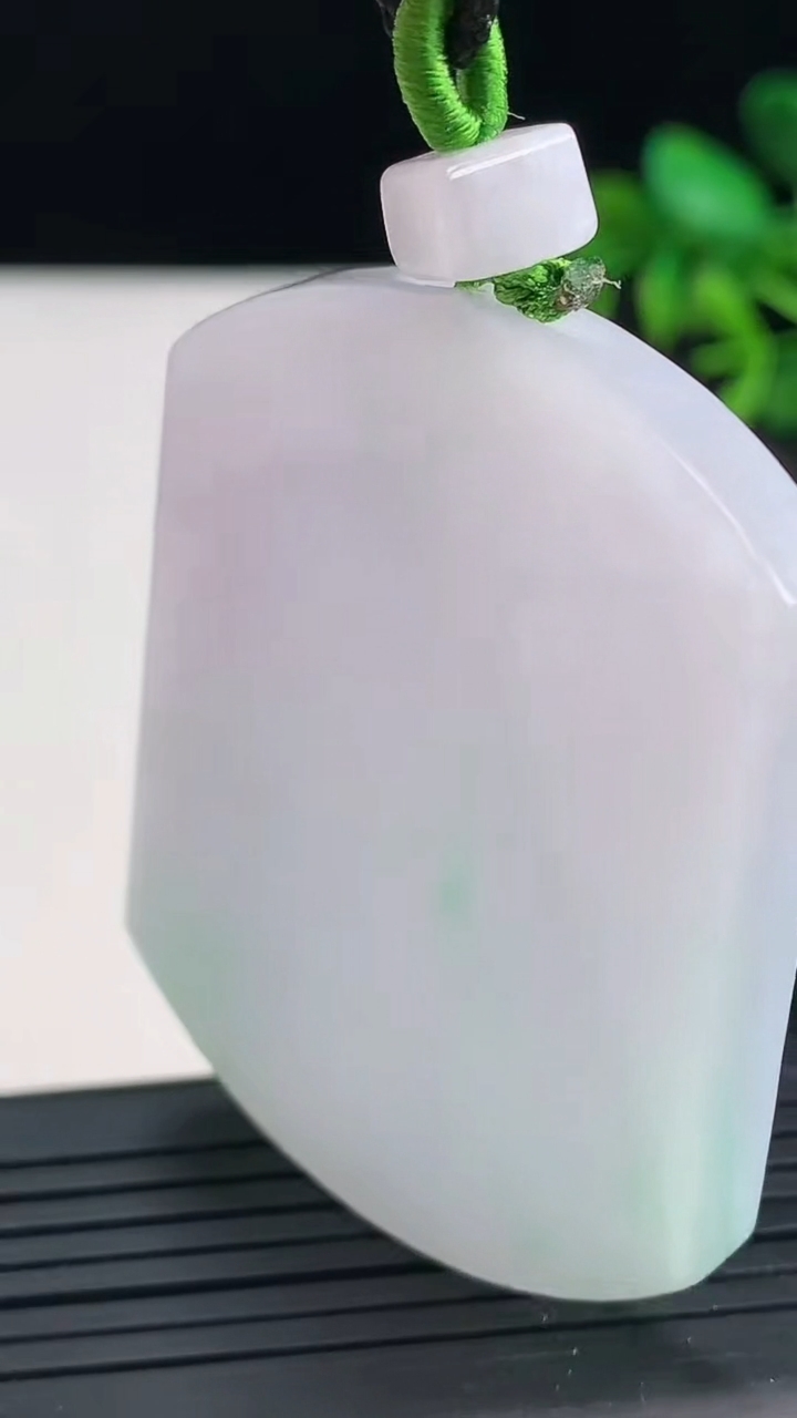 天然A货翡翠无事牌吊坠尺寸53.8-40.8-5.9重量:40.13g
3月27日