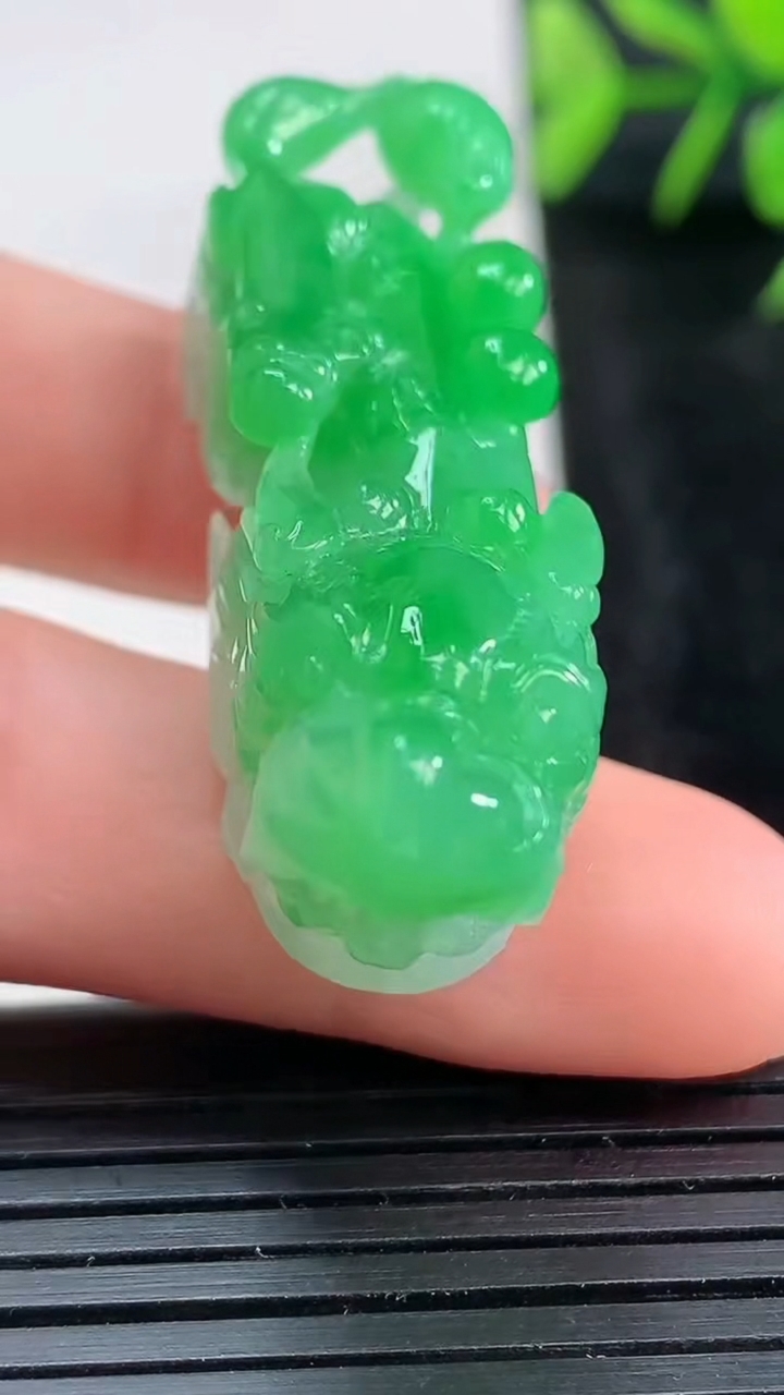 天然A货翡翠貔貅吊坠尺寸48.5-13.4-21.7重量:19.60g
3月27日