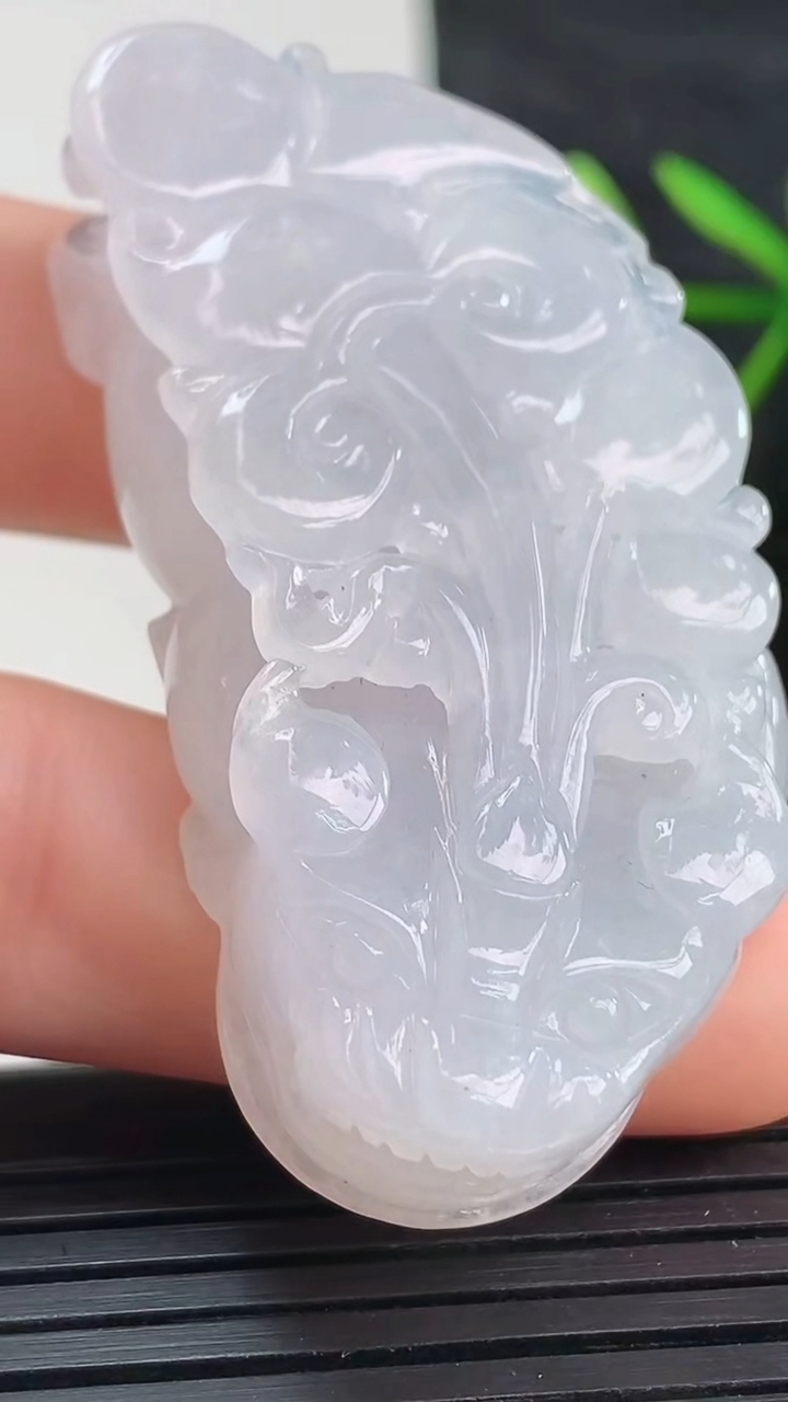 天然A货翡翠貔貅吊坠尺寸50.2-25.3-12.2重量:33.98g
3月27日