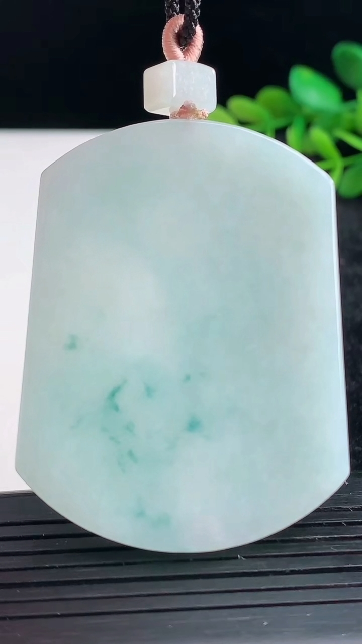 天然A货翡翠飘花无事牌吊坠尺寸55-42.2-5.4重量:39.83g
3月27日