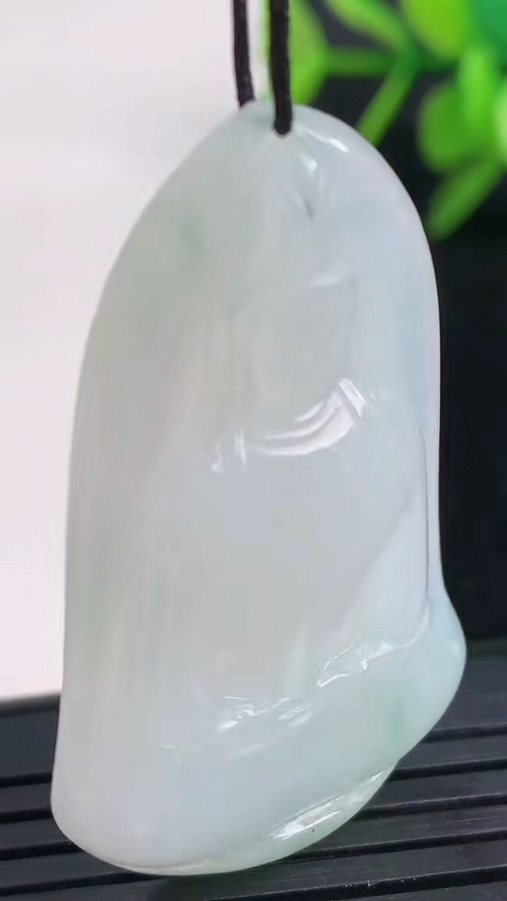 天然A货翡翠飘花观音菩萨吊坠尺寸45.8-26.4-5.7重量:13.03g
3月27日