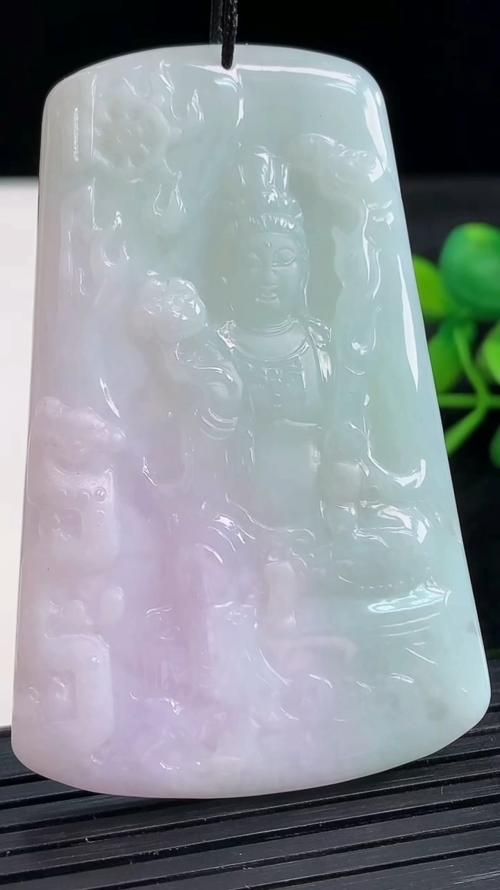 天然A货翡翠虚空藏菩萨吊坠尺寸64.8-42.2-5.3重量:33.45g
3月27日