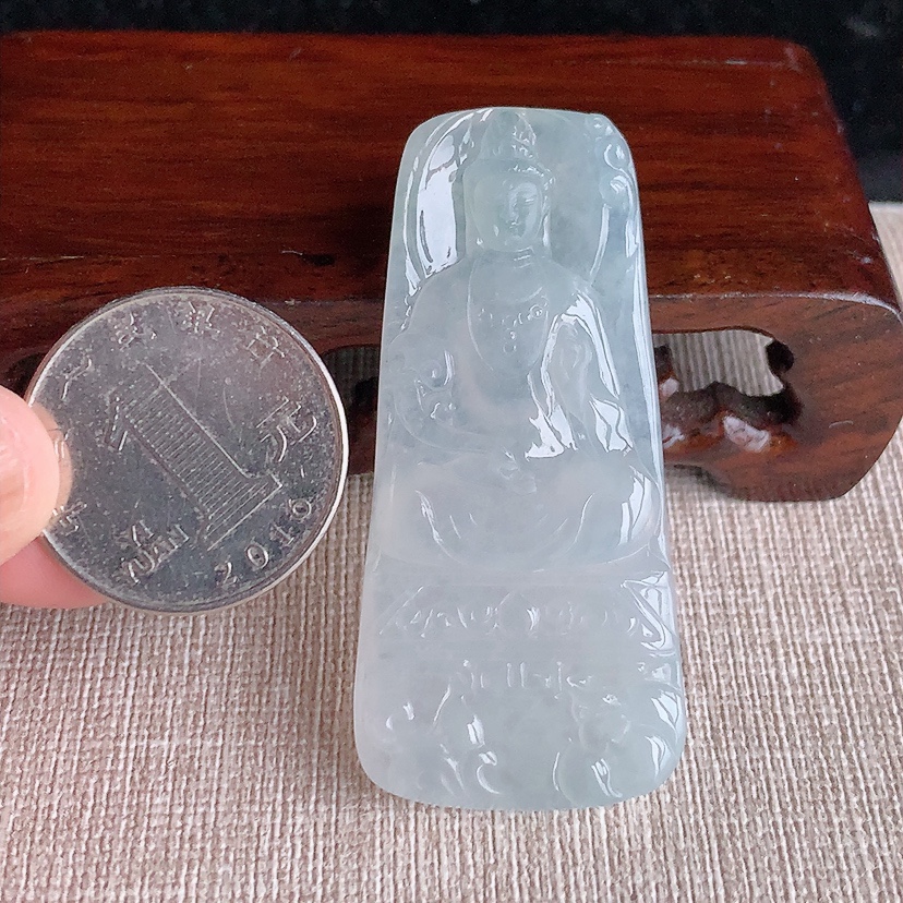 天然A货翡翠白冰观音吊坠 
尺寸55-25-5.8mm 重量19.20g 0326