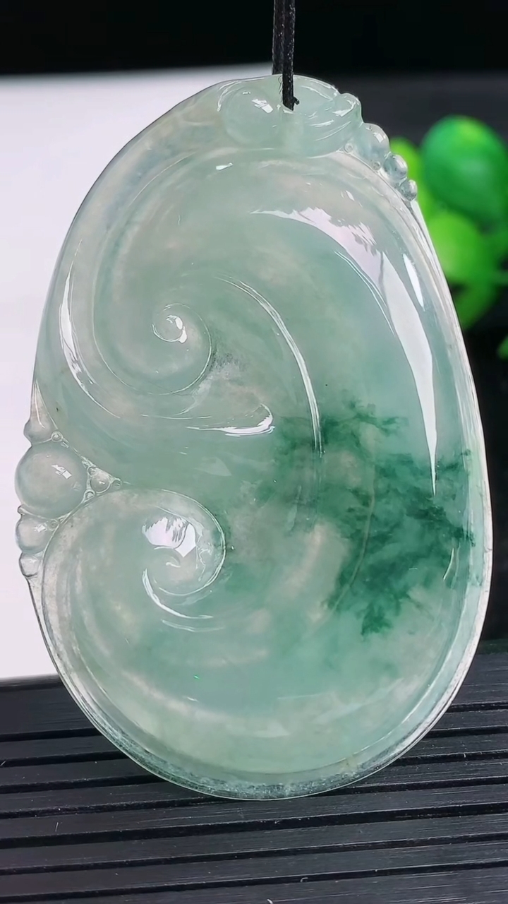 天然A货翡翠冰种飘花如意吊坠尺寸57.3-38.3-6.6重量:22.63g
3月27日