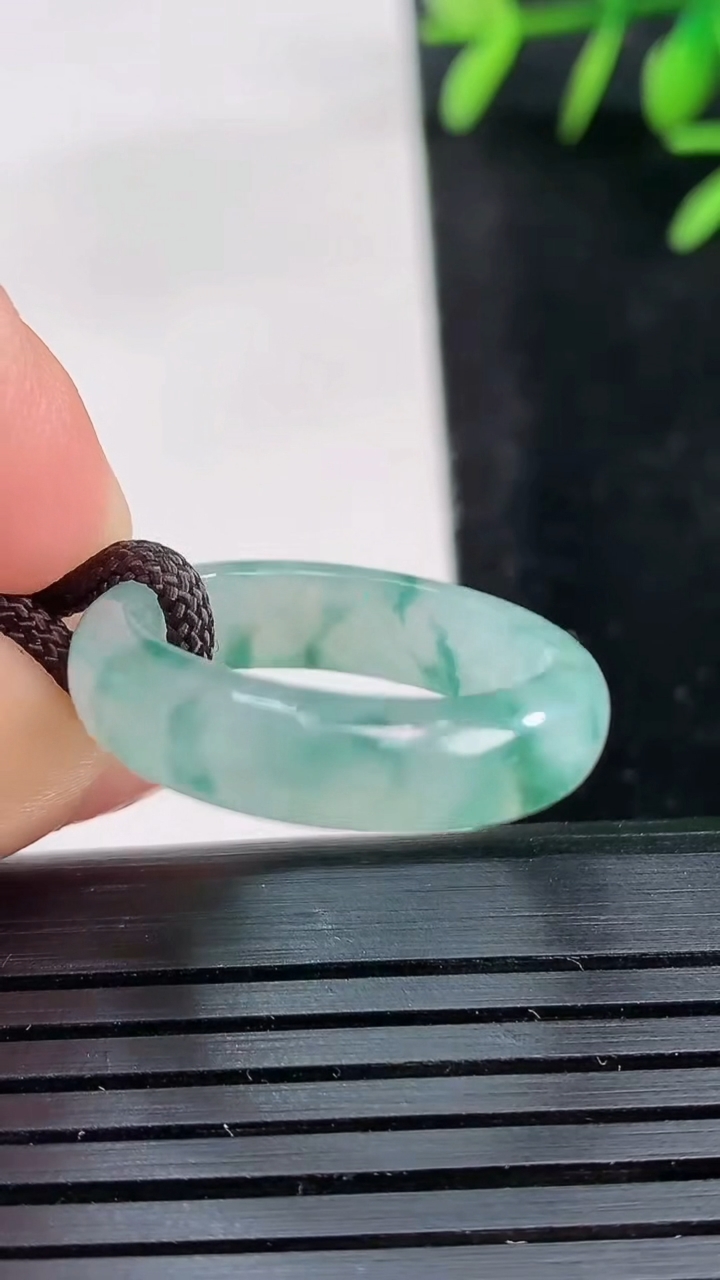 天然A货翡翠冰种飘花指环戒指尺寸18.4-5.5-3.1重量:3.40g2026年3月27日
工厂直销收藏佳品,种好水足，色泽均匀，有种有色，上手高大气！