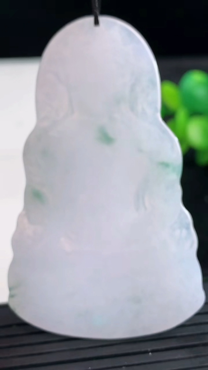 天然A货翡翠飘花度母观音吊坠尺寸62.6-38.2-4.3重量:20.30g
3月27日