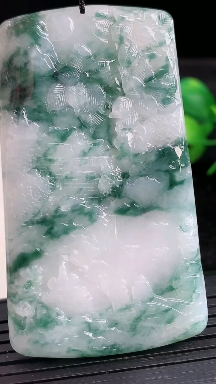 天然A货翡翠牌吊坠尺寸67.6-39-5.5重量:36.86g
3月27日