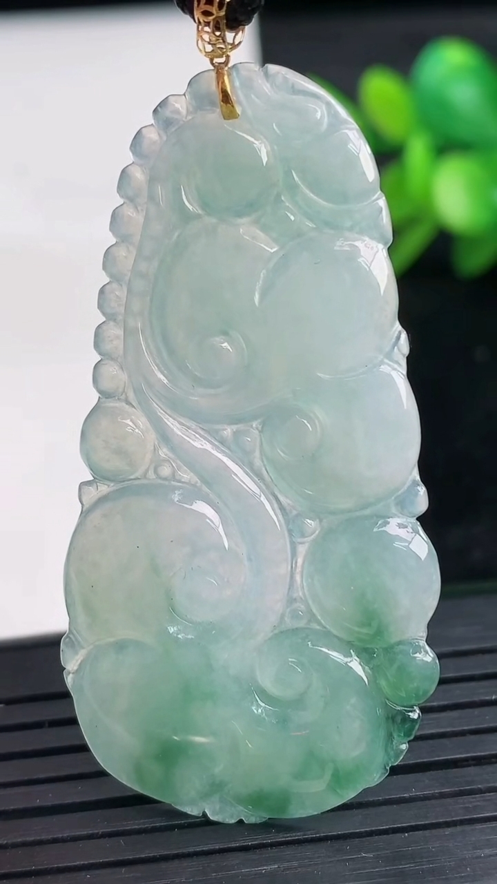 天然A货翡翠18K金飘花如意吊坠尺寸53-26.1-2.9重量:7.62g
3月27日