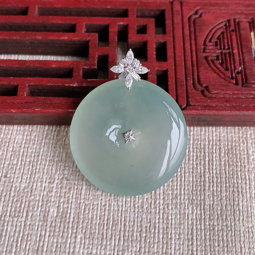 天然A货翡翠18K金伴钻镶嵌晴水平安扣吊坠 
尺寸30-24-5mm 重量6.40g 0326