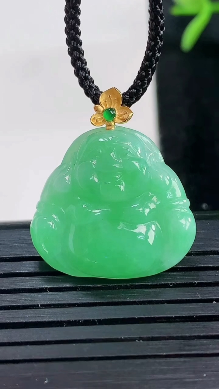 天然A货翡翠佛公吊坠尺寸20.3-21.9-5重量:4.00g
3月27日