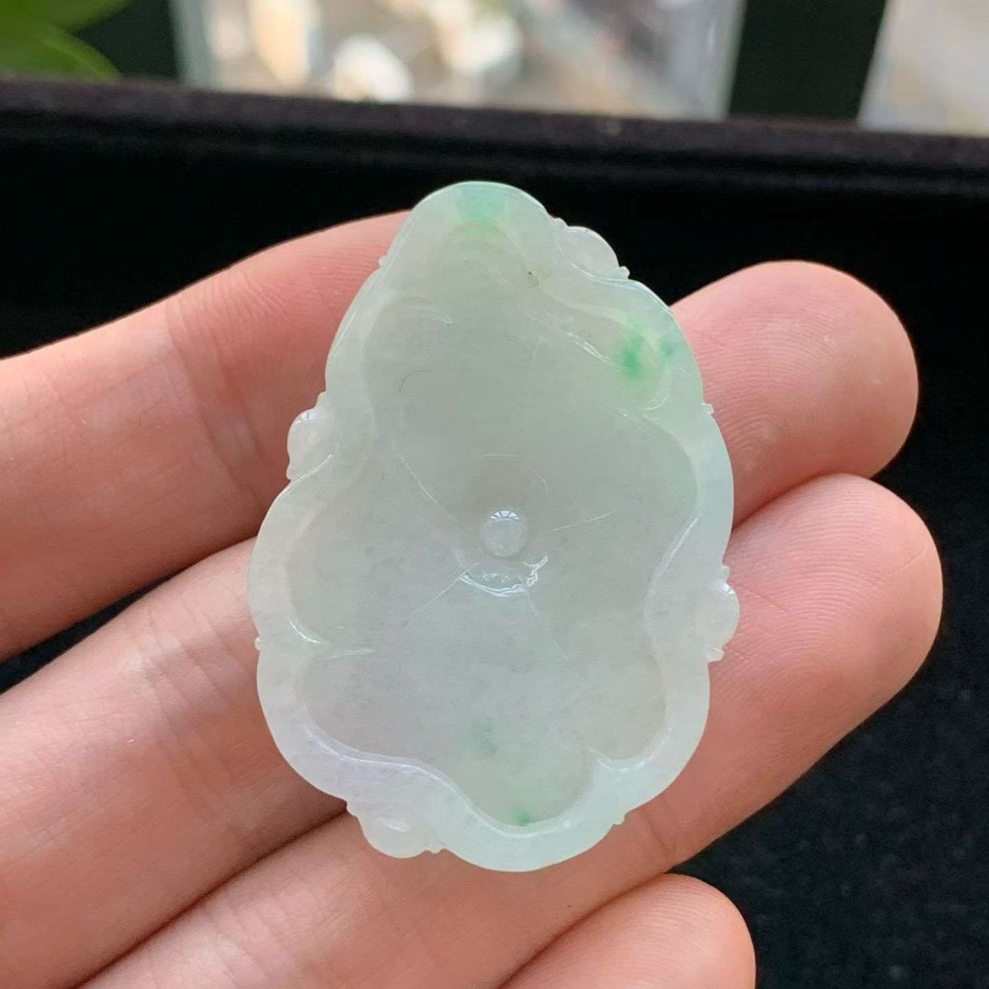 A货天然翡翠冰糯种飘绿荷花吊坠重量11.10
3月27日