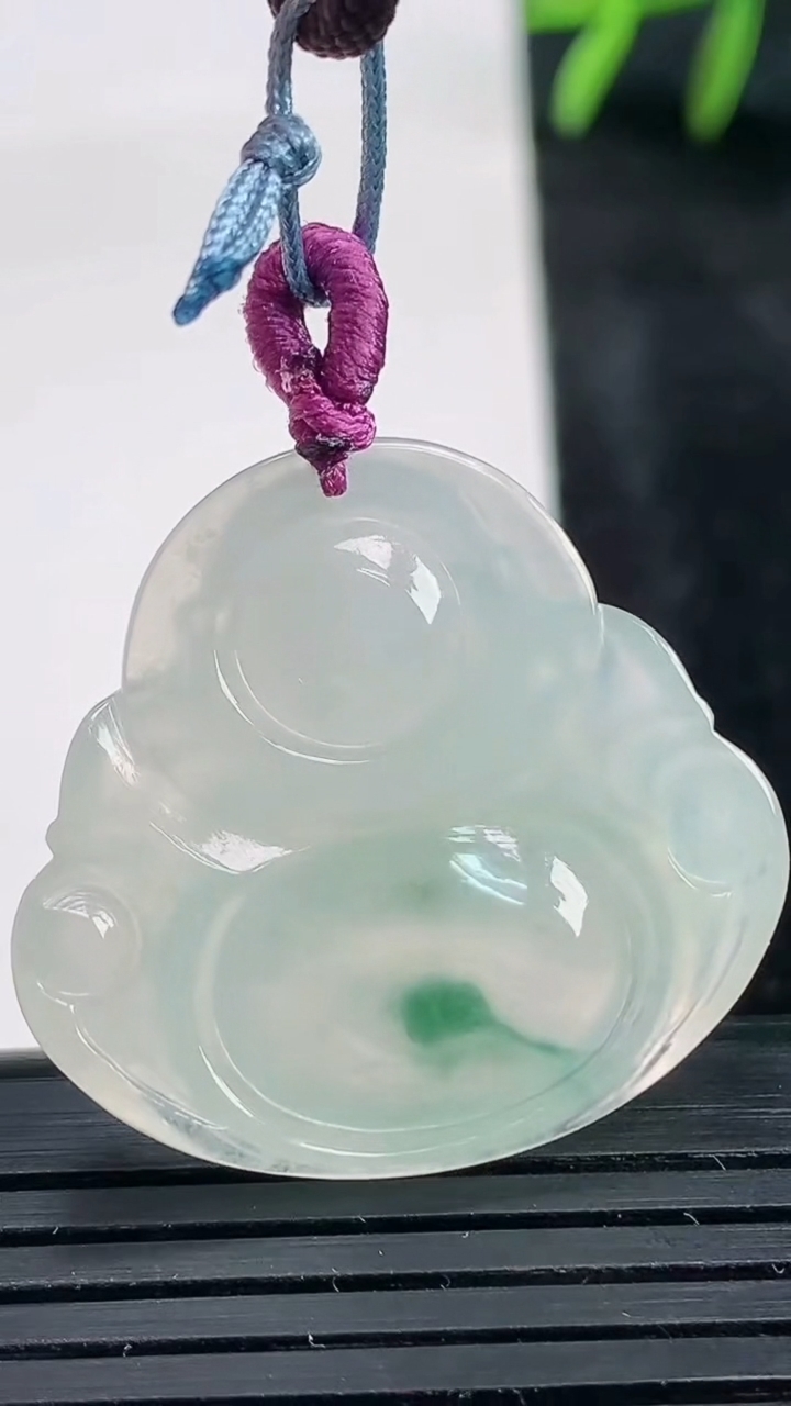 天然A货翡翠冰种飘花佛公吊坠尺寸27.6-29.7-5.7重量:7.56g
3月27日