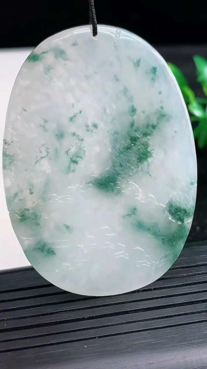 天然A货翡翠冰种飘花府上有龙 龙牌吊坠尺寸59.8-44.7-4.4重量:26.54g
3月27日