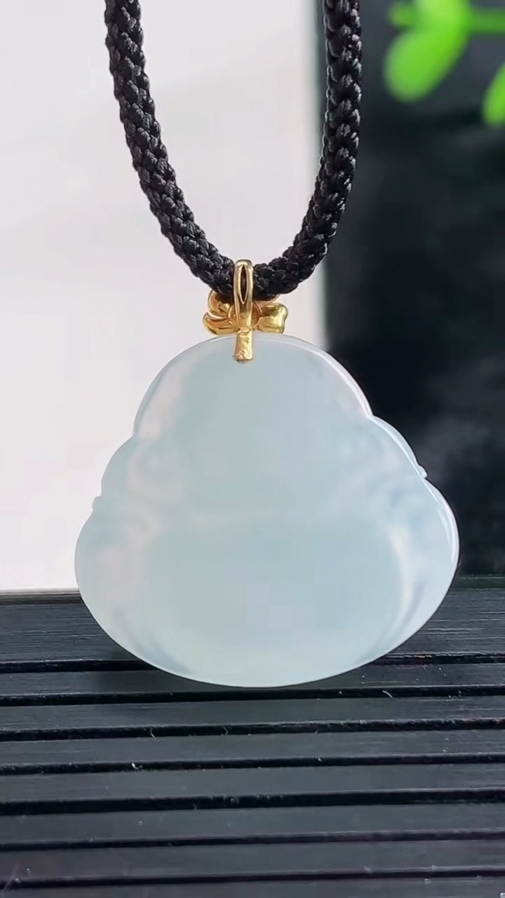 天然A货翡翠种白冰佛公吊坠尺寸20.3-21.6-5.2重量:3.65g
3月27日