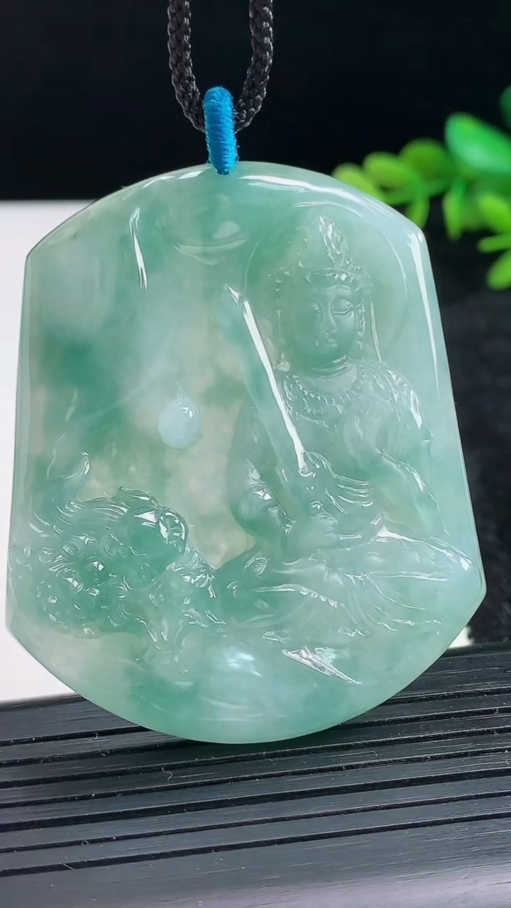 天然A货翡翠文殊菩萨吊坠尺寸55.9-46.7-5.9重量:34.40g
3月27日