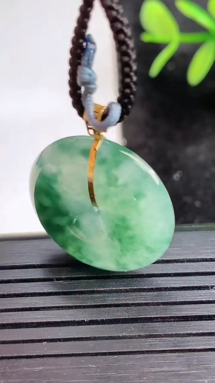 天然A货翡翠18K金飘花平安扣吊坠尺寸22.7-5.5重量:6.18g
3月27日