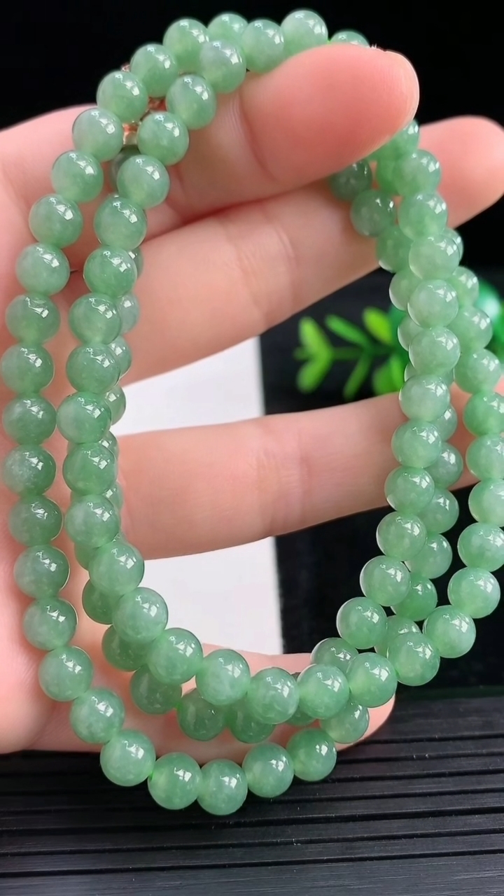 天然A货翡翠圆珠项链尺寸5.8-106颗重量:36.60g3月27日
工厂直销收藏佳品,种好水足，色