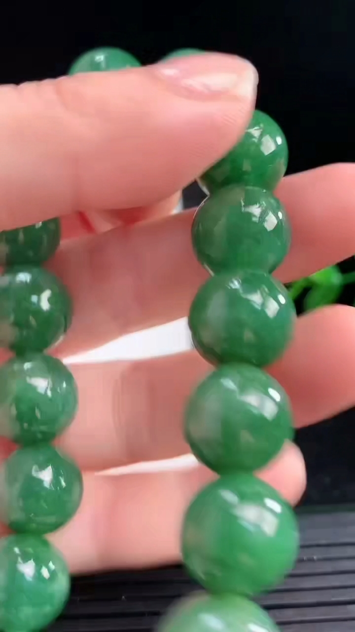 天然A货翡翠圆珠手串尺寸12-16颗重量:46.15g3月27日
工厂直销收藏佳品,种好水足，色泽均匀，有种有色，上手高大气！