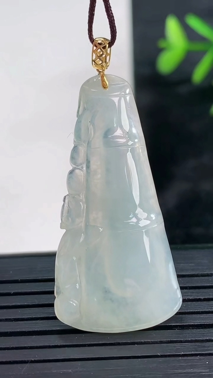 天然A货翡翠种白冰节节高升 竹节吊坠尺寸38.4-18.9-4.6重量:4.57g
3月27日