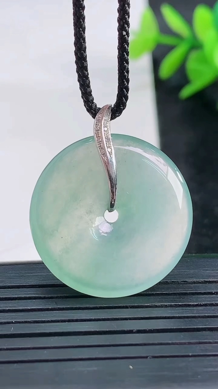 天然A货翡翠平安扣吊坠尺寸24.4-4.6重量:5.87g
3月27日