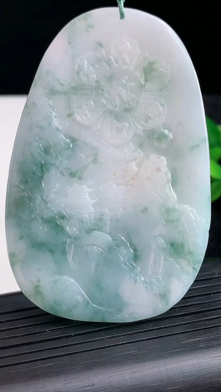 天然A货翡翠飘花虚空藏菩萨吊坠尺寸73-47-8.6重量:67.26g
3月27日