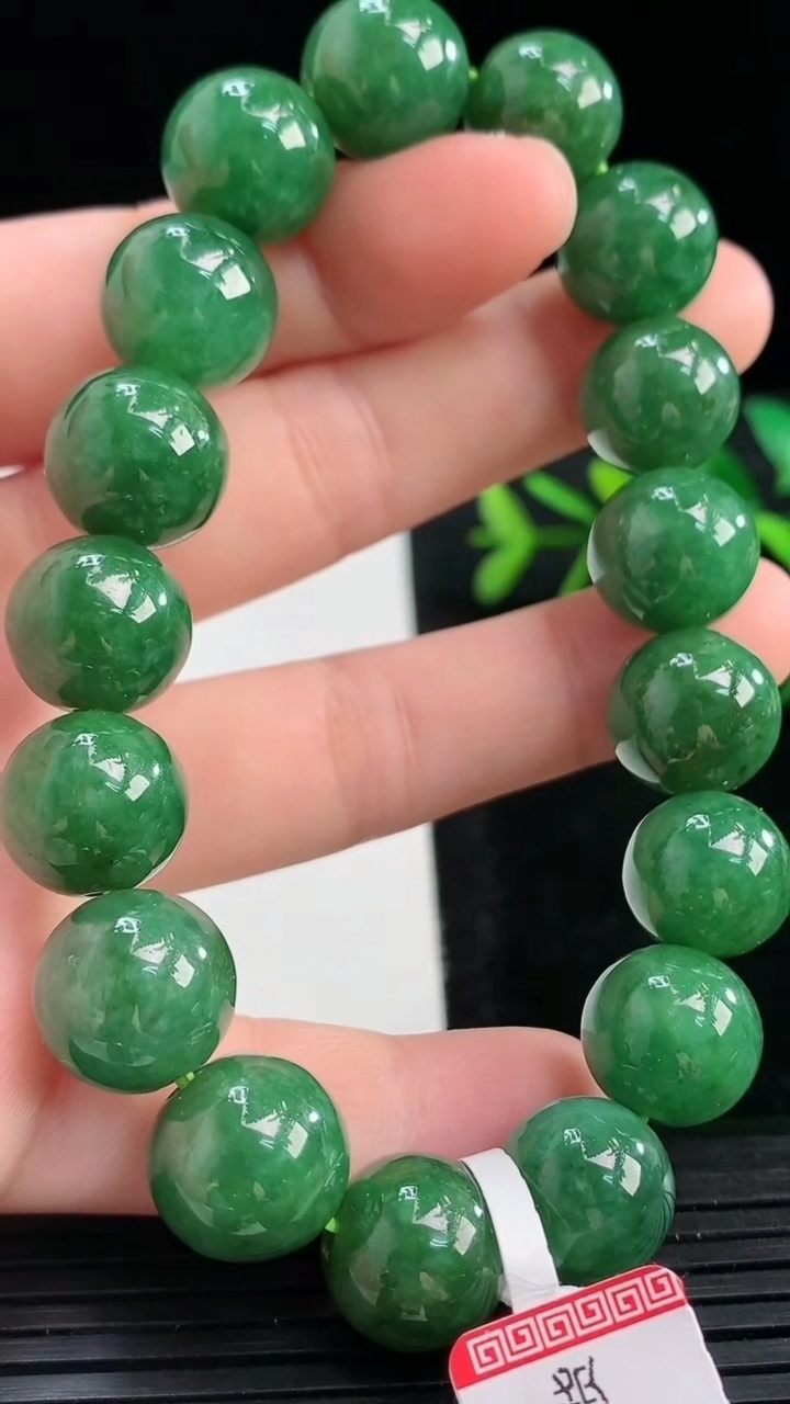 天然A货翡翠圆珠手串尺寸12-16颗重量:46.15g3月27日
工厂直销收藏佳品,种好水足，色泽均