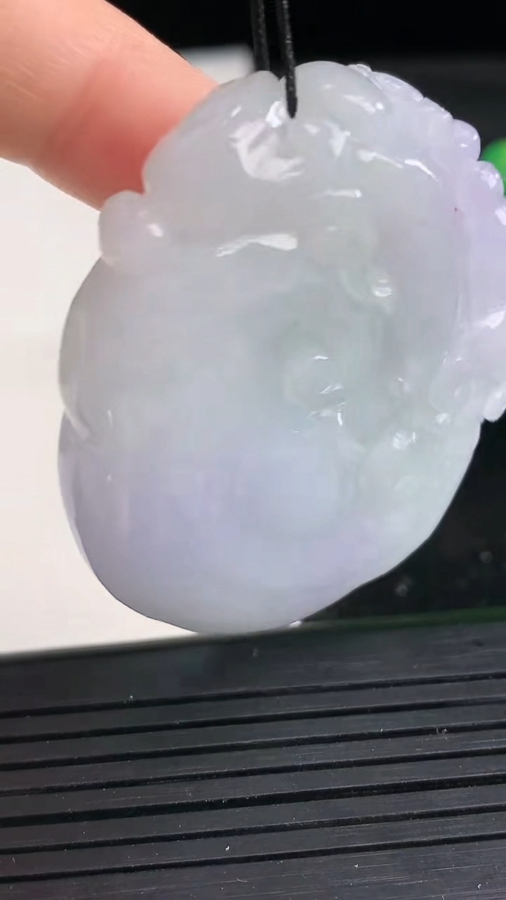 天然A货翡翠紫罗兰如意吊坠尺寸48.3-41.2-12.4重量:49.00g
3月27日