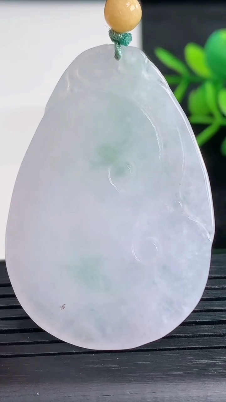 天然A货翡翠如意吊坠尺寸47.7-32.8-6重量:16.28g
3月27日